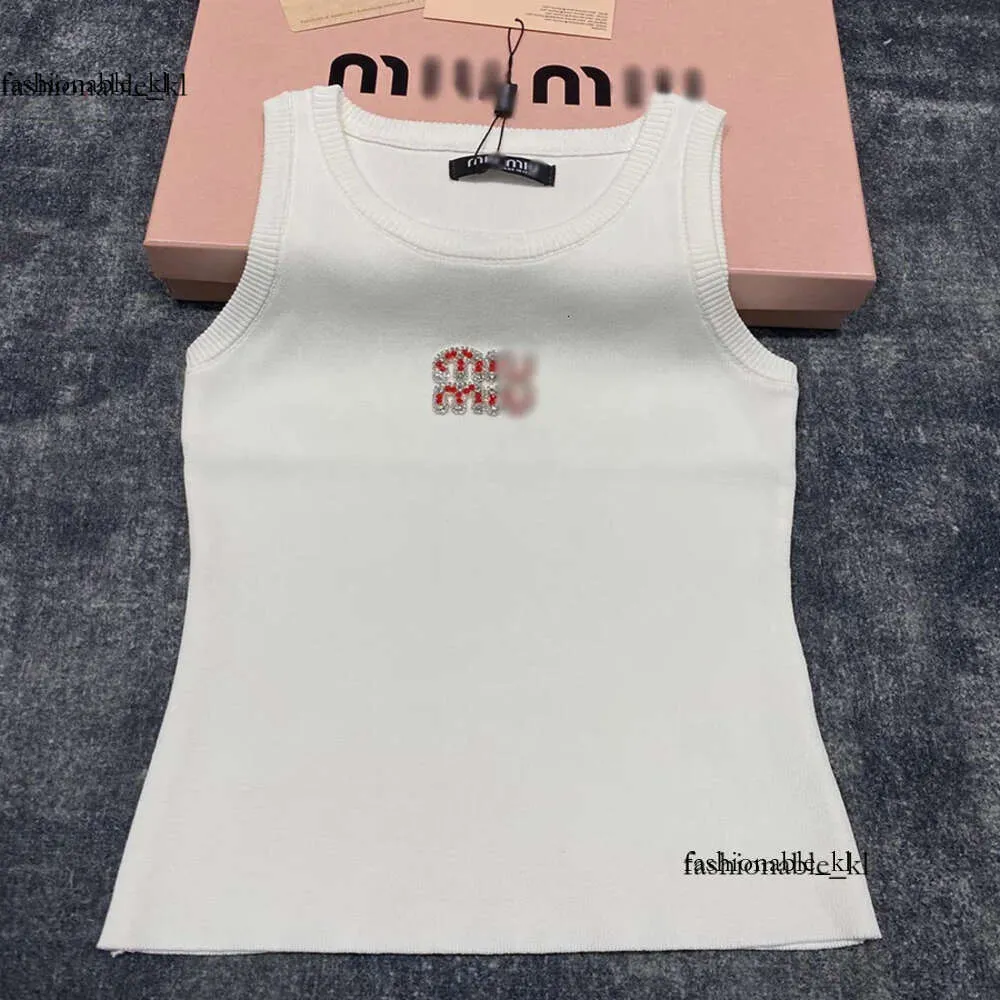 T-shirt dei designer di sacchetti Miui T-shirt femminile Serbatoi da donna Miu Anagramma brodata di cotone Shorts Shorts Shorts Shorts Abito da design a maglia a maglia in jersey tops mui 582