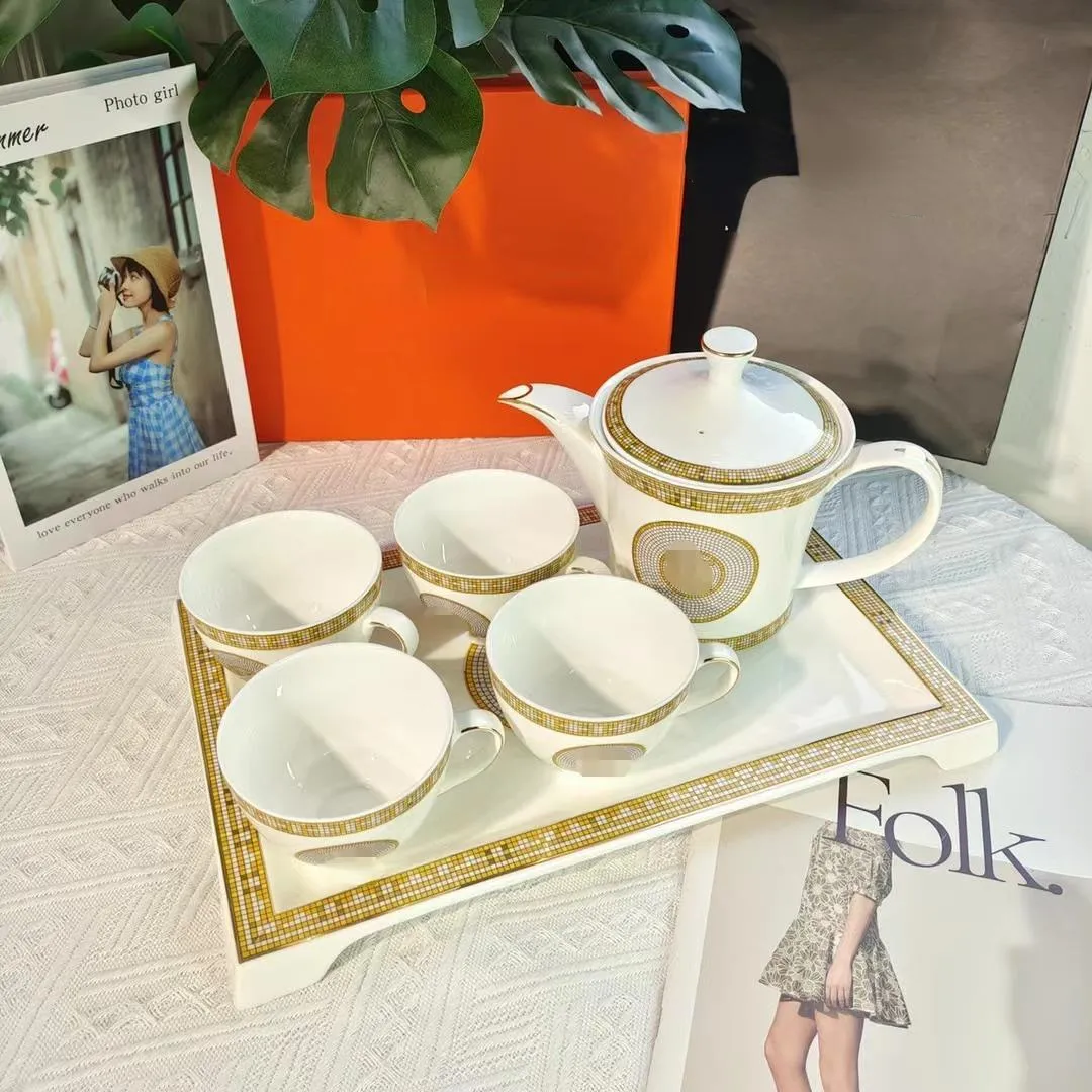 Designer-Kaffee- und Tee-Sets Luxus-Geschenkbox-Set mit sechs Stück Eine große Topf vier Tassen und ein großes Tablett