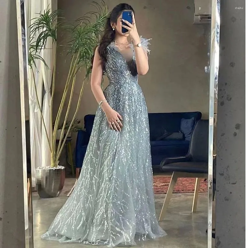 Abiti per feste serene collina di lusso Dubai Feathers sera 2024 sexy abiti formali blu lunghi blu per le donne GLA71805