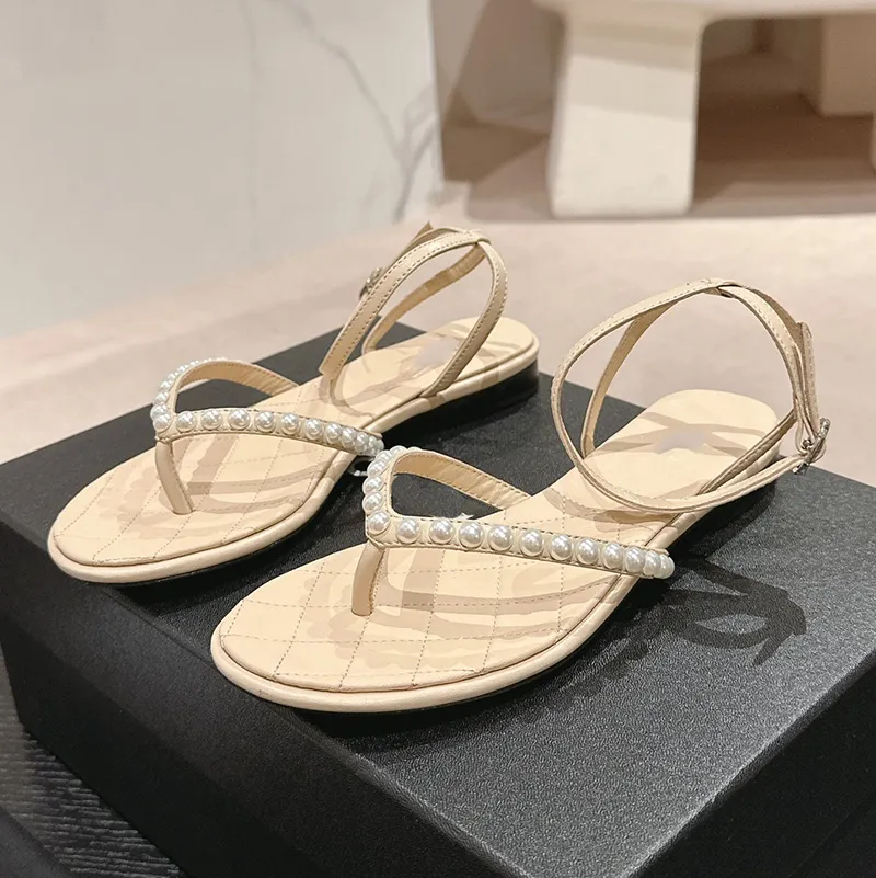 Lyxkvinnor Designer Thongs Sandal Flat Chunky Low Heel Flip Flops Pearl Sandal smal band Slipper Slide T-bunden Gladiator Slingbacks Travel utomhus strandskor