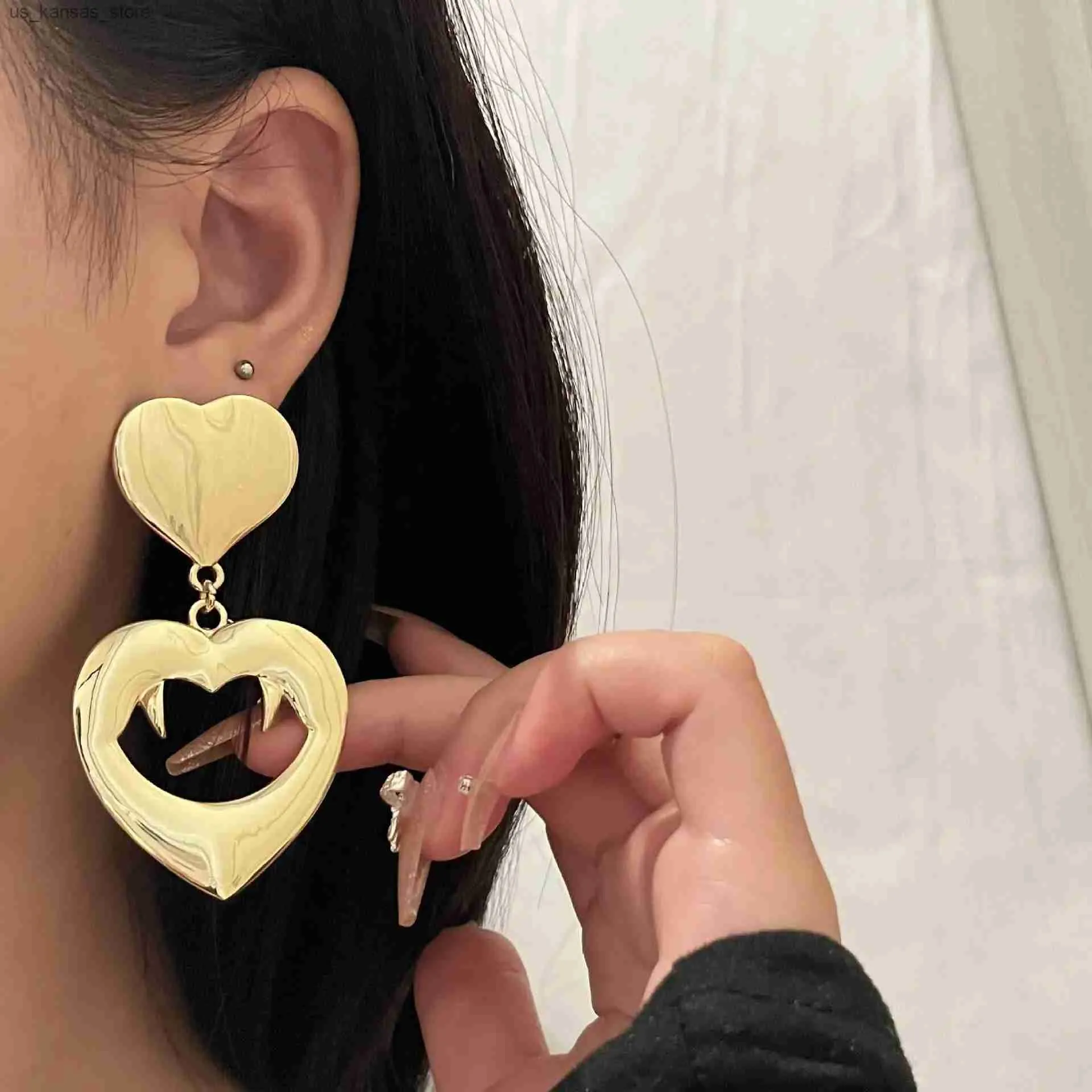 Charm New Metal Heart Vampire Teeth Drop Earrings for Women Exaggerate Creativity Cool Trend Dangle Earrings Charm Fashion Jewelry240408WPG0