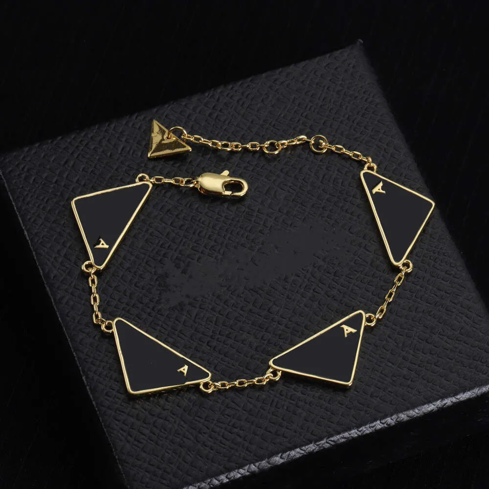 Charm Armband 18K Gold Love Bangle Designer Armband Luxury Girl Triangle Armband Classic Brand Jewelry Par Gift Fashion Accessories