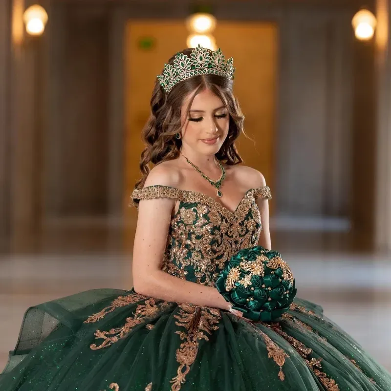 Elbiseler Emerald Yeşil Quinceanera 16 Kız Vneck Omuz Kapalı Altın Aplikler Boncuklar Prenses Balo Gowns Doğum Günü Balo Elbise