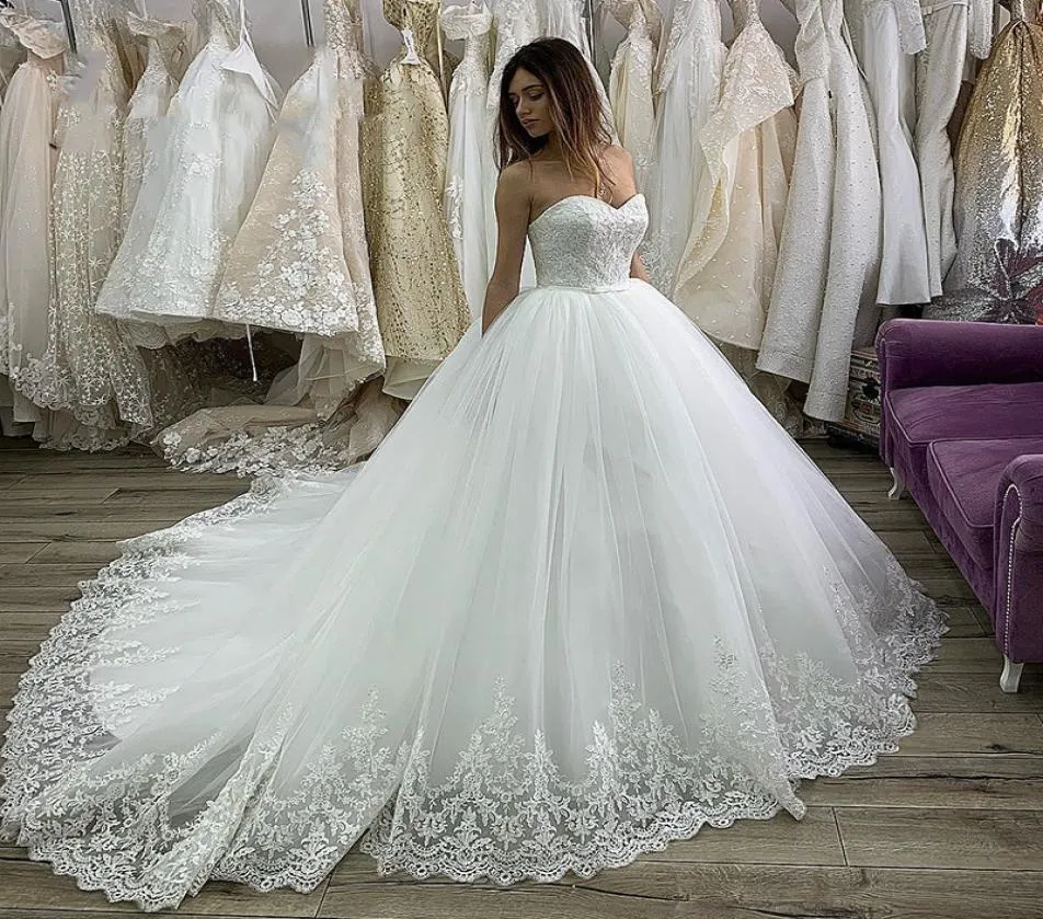 Princess White Tulle Wedding Dresses Ball Gown 2023 Sweetheart Strapless Plus Size Bride Formal Wear Appliques Lace Long Vintage B4201323