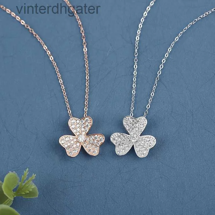 Version haute originale 1to1 Collier de marque S925 Pure Silver Simple Full Diamond Three Petal Flower Collier Luxury Luxury Sweet Designer Collier de tour de cou de haute qualité