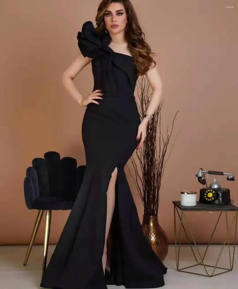 Vestidos de festa elegantes sereia longa de cetim um ombro noturno preto com fenda Vestido formal com zíper para mulheres