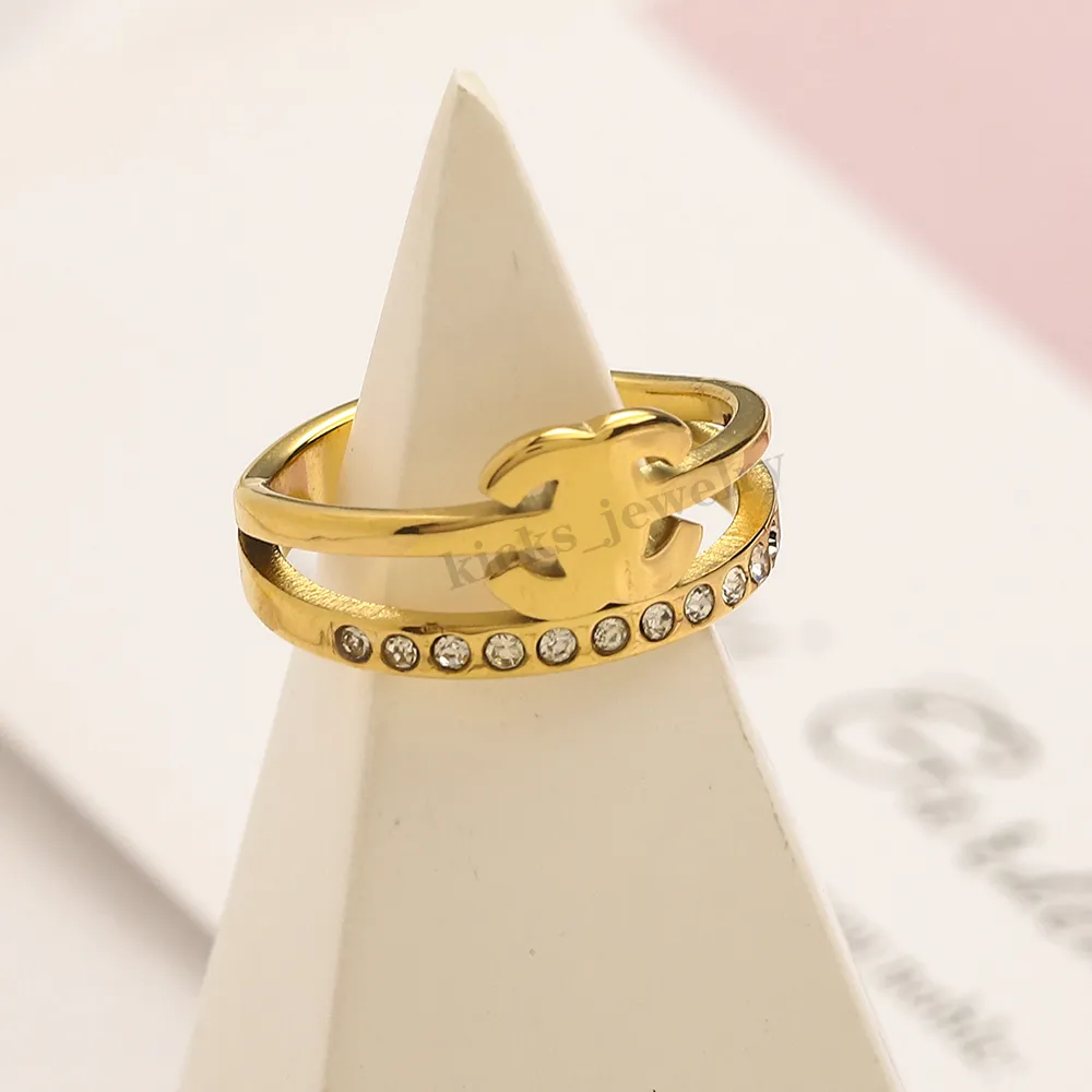 Anelli per donne designer squisito con design di moda di lusso classico anelli in acciaio inossidabile unisex adatti per feste di compleanno e abbigliamento quotidiano