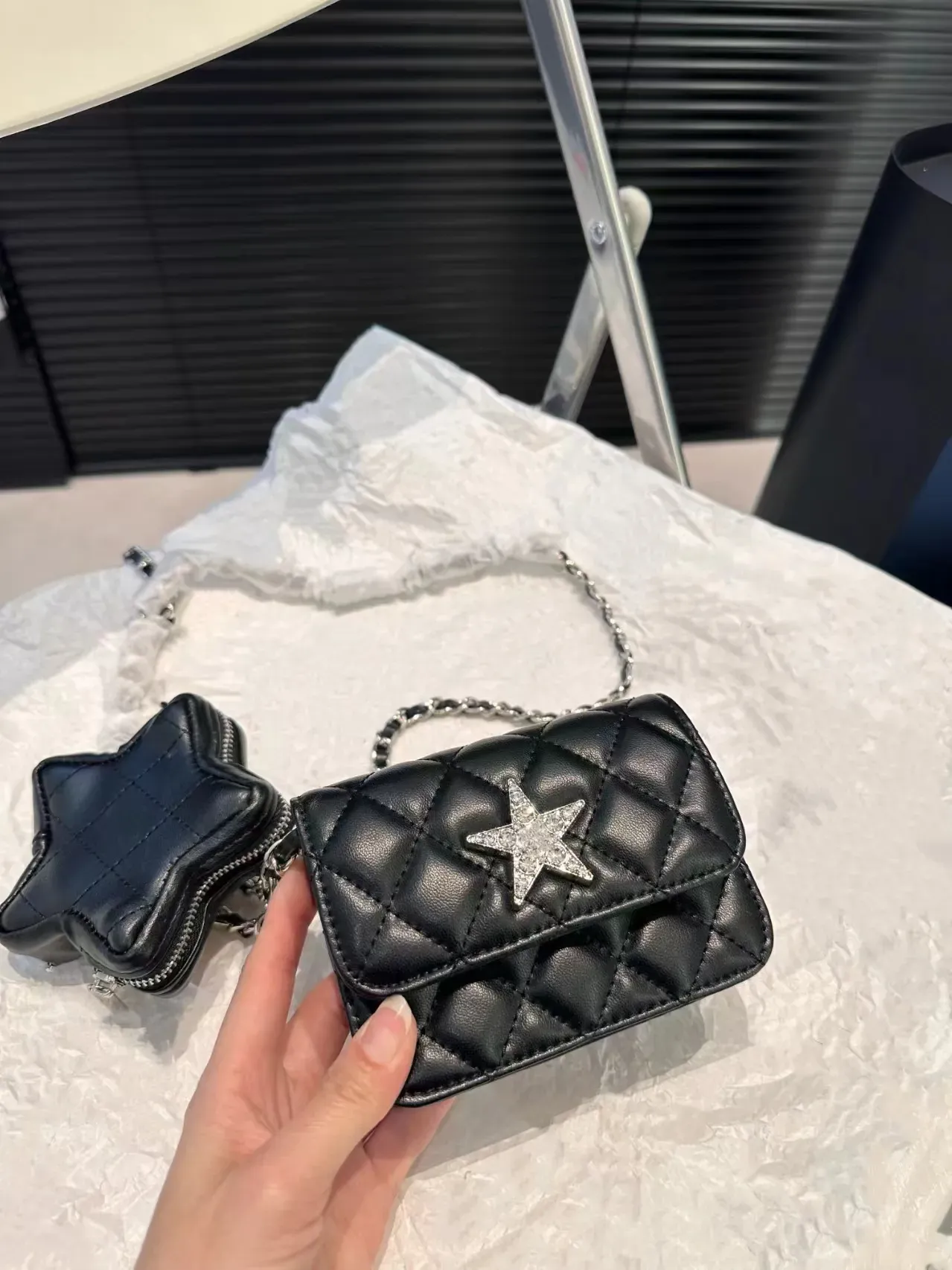 Eine Luxus -Designer -Tasche klassische Mini -Klappenstars -Umhängetaschen Frankreichs Marke gesteppte Frauen Feste Farbe Crossbody Bag Vintage Lucky Pentagram Hardw