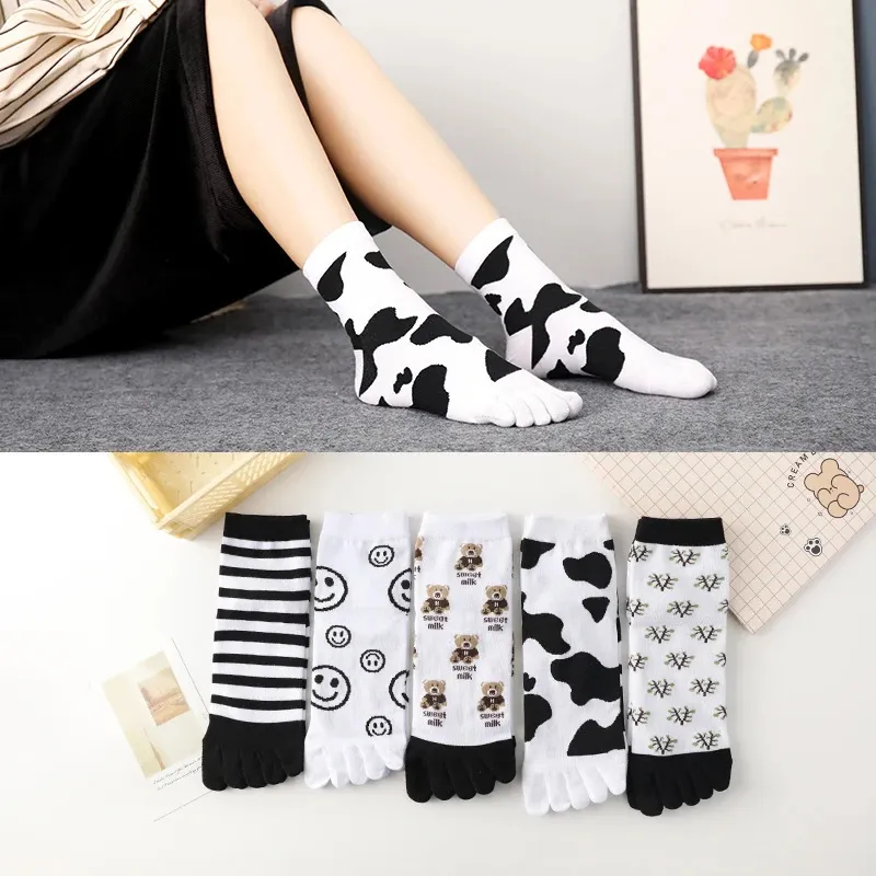 Cotton FiveFinger Socks Four Seasons Black and White Classic Cartoon Mujeres transpirables Set 240408