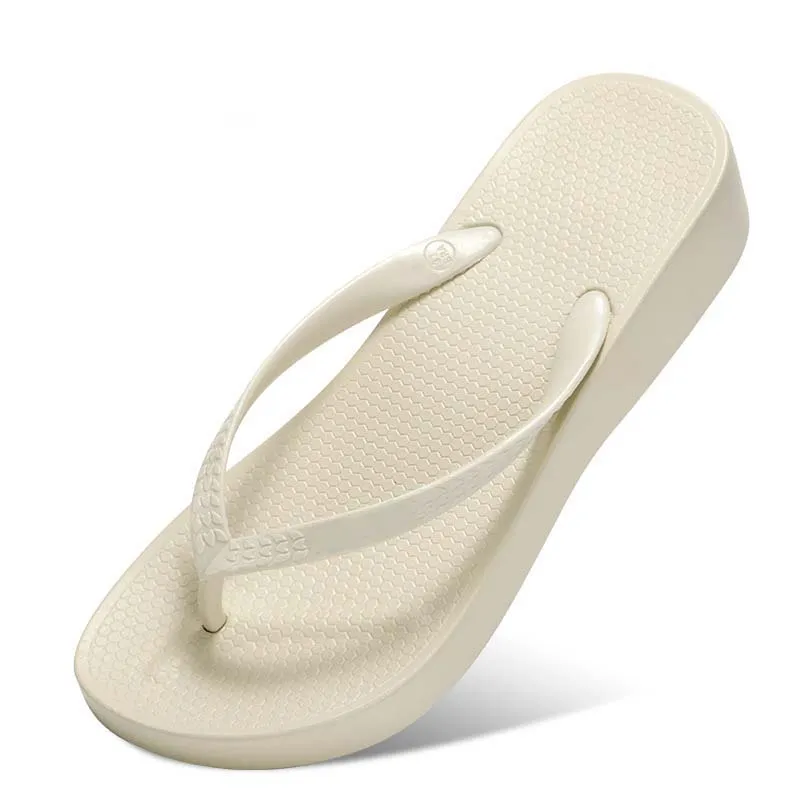 Designer Fashion Ladies Flip Flops Simple Youth Slippers Chaussures adaptées aux hôtels du printemps et de l'automne plages de vêtements d'extérieur