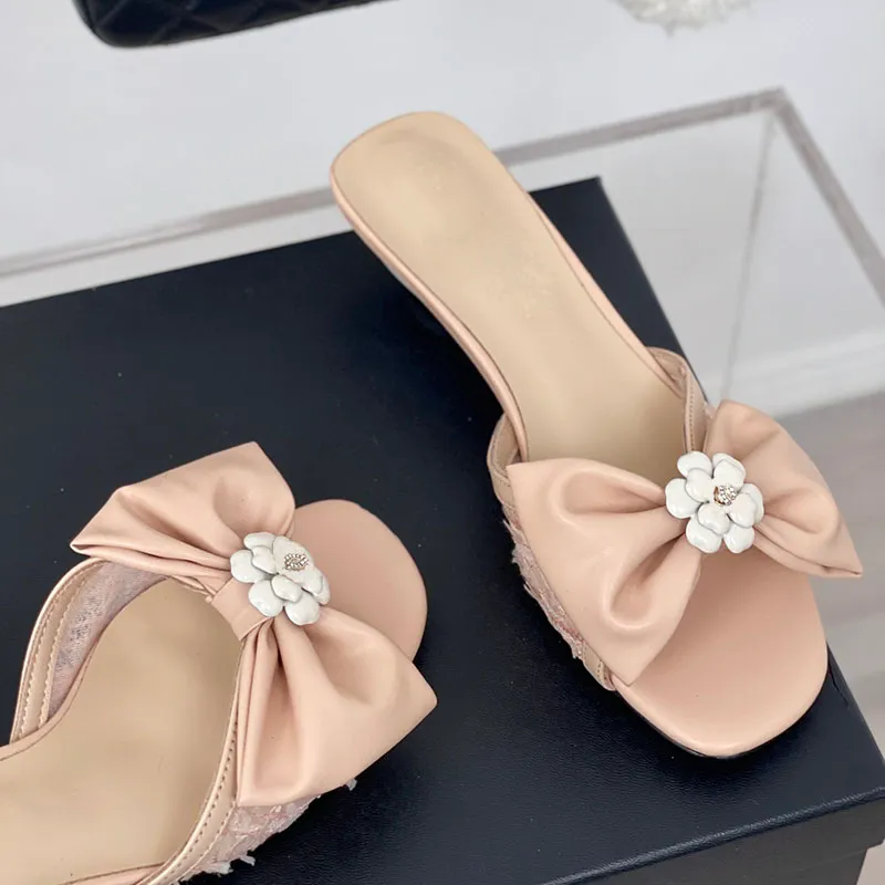 Sandalias de mujer Slip On Slippers Diseñador de encaje Toe Slingbacks Destino Damas con Bowknot Camellia Flower Mules Girls Summer Classic Outdoor Beach Zapato