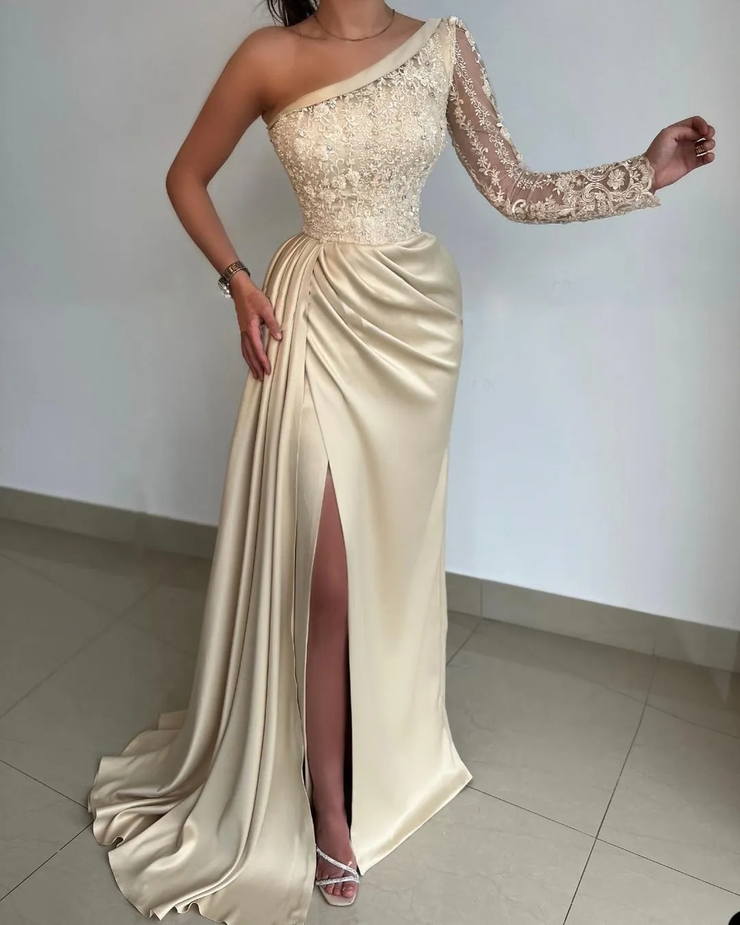 2023 Sexy Prom Dresses Champagne Lace Appliques Crystals Beads Illusion One Shoulder Evening Dress A Line Side Split Formal Party Gowns Long Sleeve