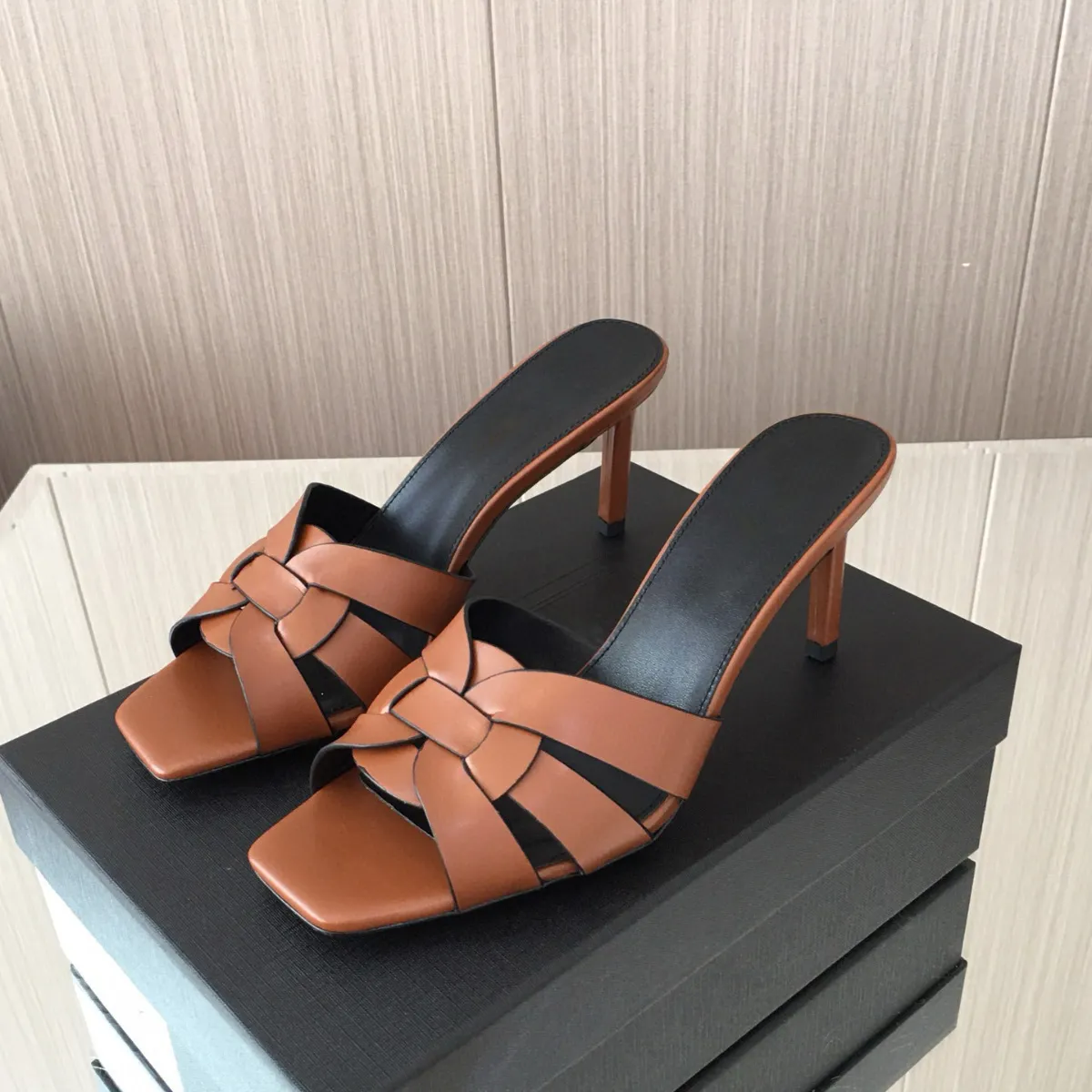 Med box av toppkvalitet lady tofflor stiletto klackar sandaler hyllning patent läder mules mode hög klack hetare kvinnor lyxdesigner skor fabrikskor skor