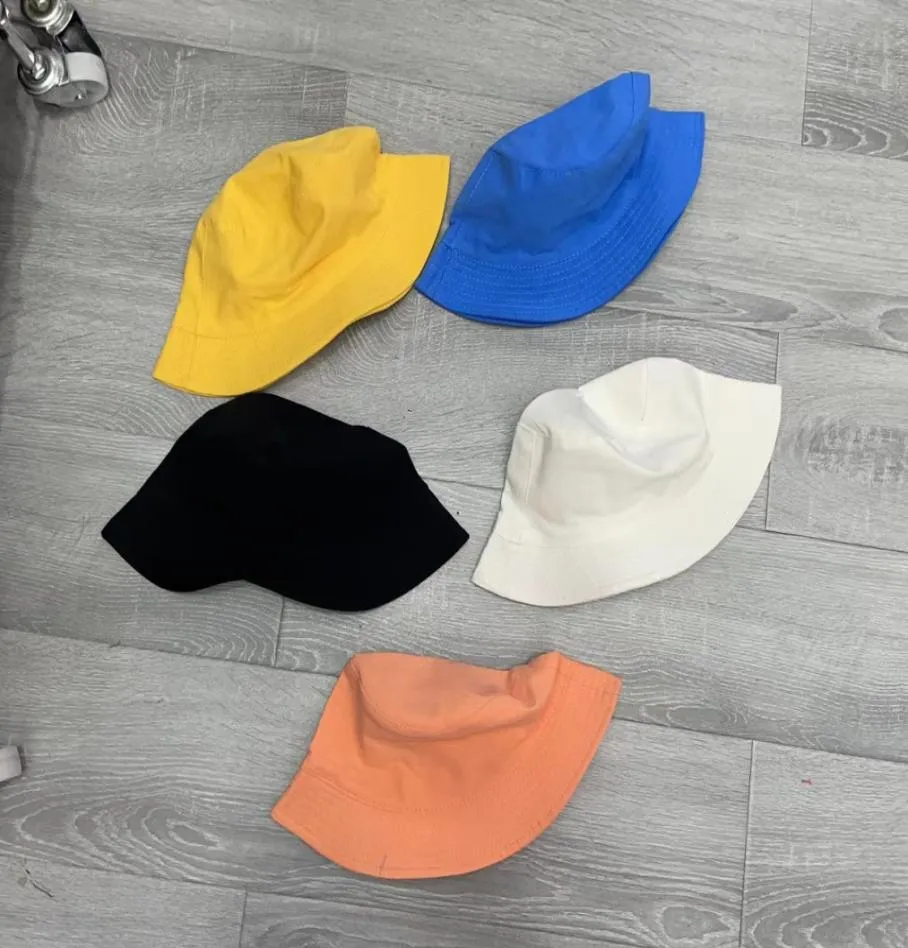 Designerin Baby Girls Bucket Hats Sommer Kinderbrief Luxus Sonnenblöcke Kappen Mode süße Jungen Mädchen Süßigkeiten Farben Strand Sonnenhut B3221676998