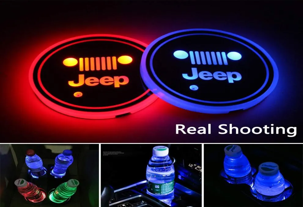 2PCS LED LED CAR CUP LIGHTS 7 ألوان تغيير USB شحن MAT CUP PAD LED مصباح الغلاف الجوي الداخلي لجيب Face2637839
