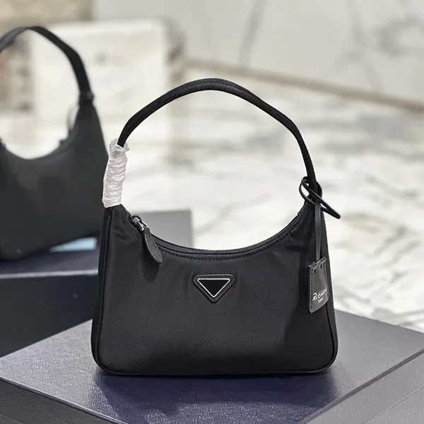 أزياء Womens Underarm Bag Bag Luxurys مصممي حقائب اليد Cleo Hobo المحافظ على إعادة إصدار 2000 Nylon Chain Lady Handbag Crossbod