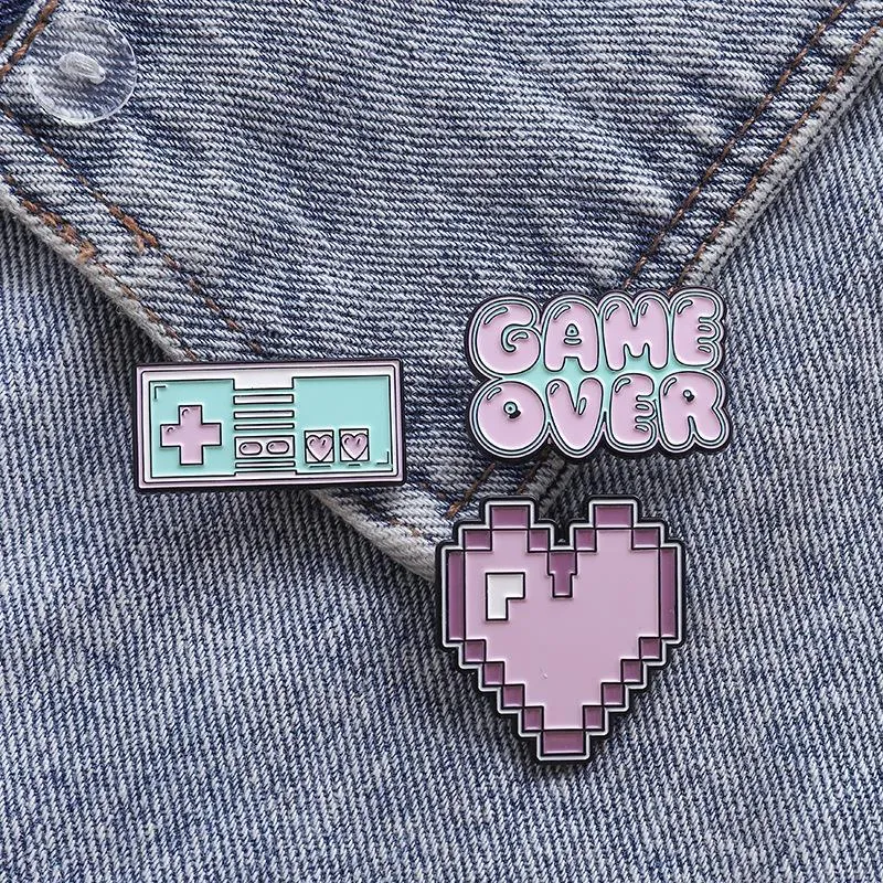 Pink Game Emamel Pin Bag Badge Heart Game Over Brosches Clothes Lapel Custom Cartoon Retro Vintage Jewelry Gift for Girls