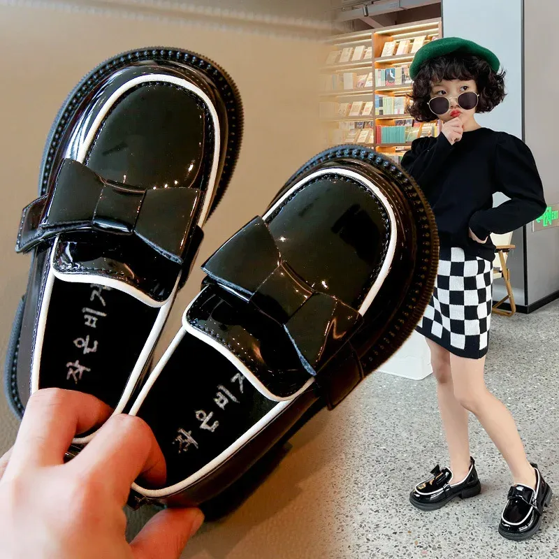 Sneakers 2022 Spring New Kids Leather Shoes Storbritannien Style Black With Bow Versatile Girls Glossy Princess Mary Janes Children Fashion Flat