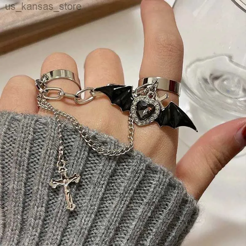 Cluster Rings Punk Gothic Black Batwing Cross Chain Ring for Mens Hip Hop Crystal Heart Cross Irregular Double Finger Ring Jewelry240408