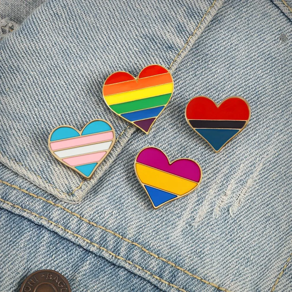 LGBT Red Rainbow Heart Brooch Cute Anime Movies Games Épingles en émail dur collectez le cartoon métaton Broche sac à dos sac de sac à dos collier