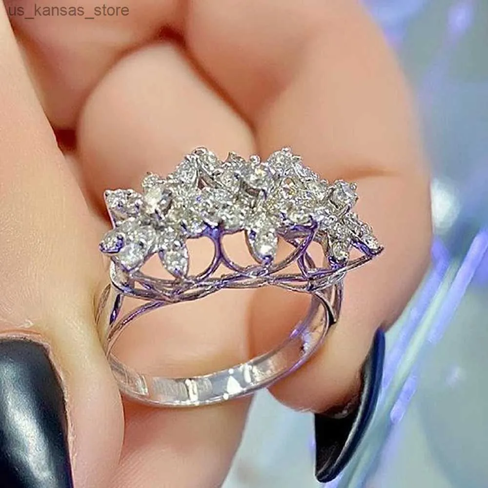 クラスターリングHuitan Crystal Three-Flower Shaped Cubic Zirconia Ring for Luxury Bridal Wedding Party Finger Ring Bling美学ジュエリー240408