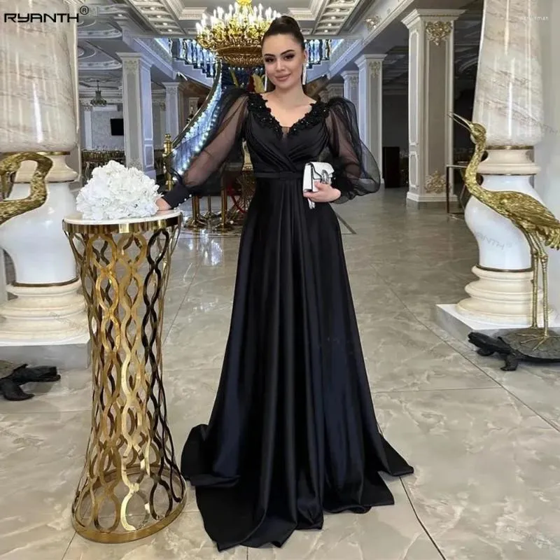 Robes de piste Ryanth Vintage Prom Robes de bal en V Leck Plemas Long Satin Black Arabe Lace Appliques Robe de soirée Party pour la remise des diplômes