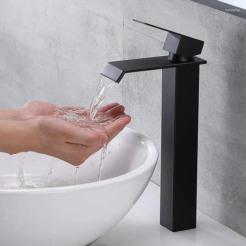 Rubinetti del lavandino del bagno rubinetto a cascata nera wc di lavabo intensato sopra il bancone e freddo