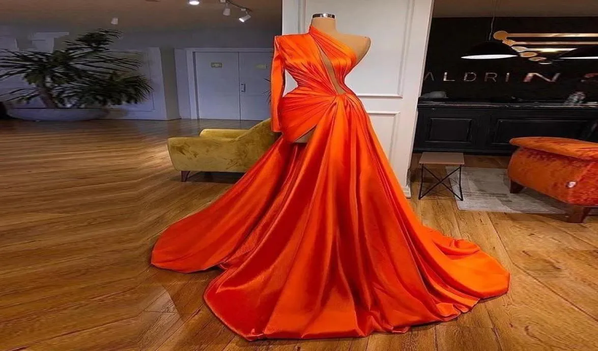 オレンジ色のプリーツサテンワンショルダーイブニングドレス