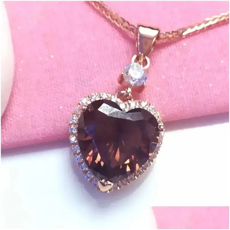 Kedjor pläterade 14K Rose Gold Ruby Crystal Heart-Shaped Neckalce för kvinna lyxig romantisk engagemang smycken droppleverans halsband pe ot01n