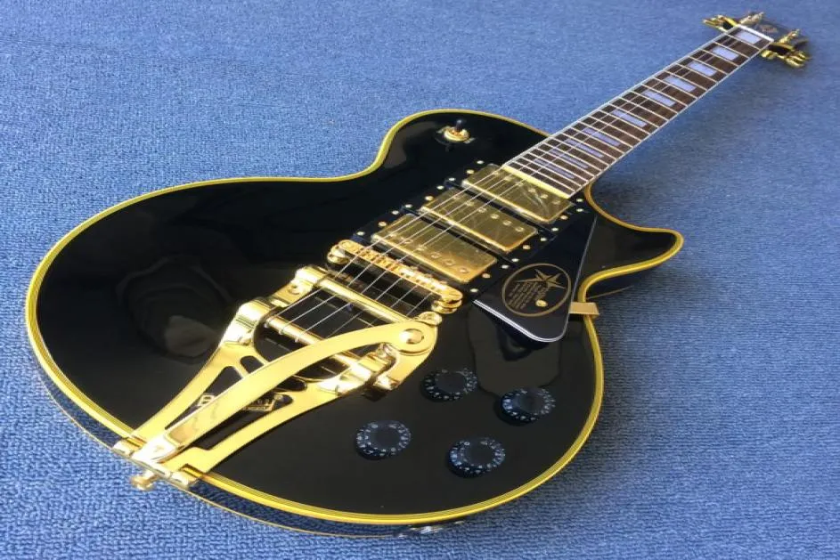 Nouveau style Guitare électrique de haute qualité noir Matte personnalisé Guitarrosewood FinderboardTremolo SystemThreepiece Pickups Gold1818825843