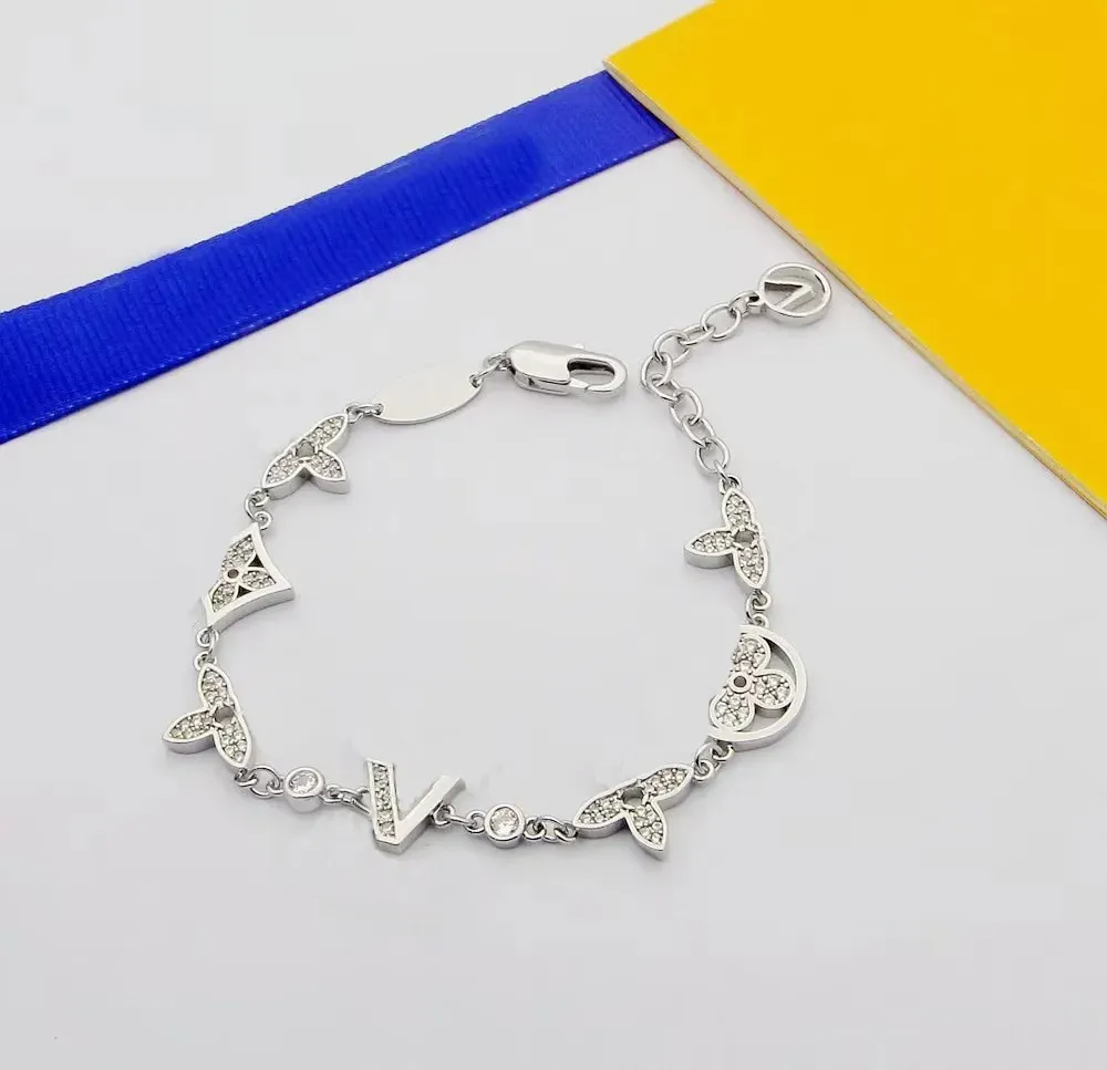 Designer armband guldblomma hänge armband mode kvinnors brev hänge klöver armband bröllop speciellt designad smyckekvalitet