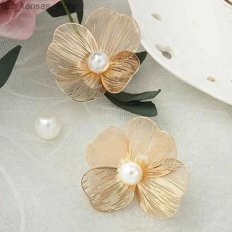 Charme Luxury Gold Color Camellia Flower Pearl Stud Oreads For Women Korean Fashion Simple Wedding Jewelry Delicite Gift INS240408