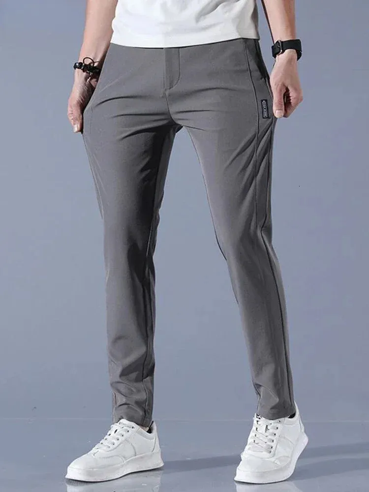 Hosen Männer Sommer Eis Silk Casual Hosen Männer gerade losen elastischen dünnen Stil schnelle trockene Jugendsportsporthose 240402