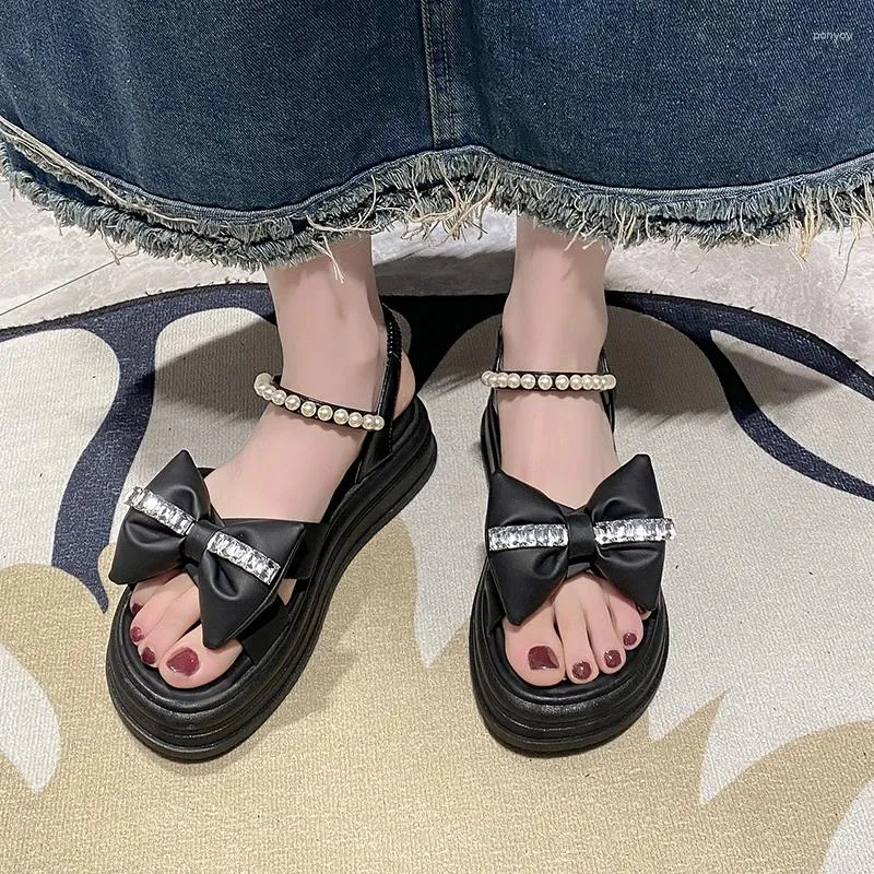 صندل القوس بو سلسلة حبات حديثة الصلبة الأحذية الصيفية النسائية أحذية 2024 أزياء مرنة الشقة