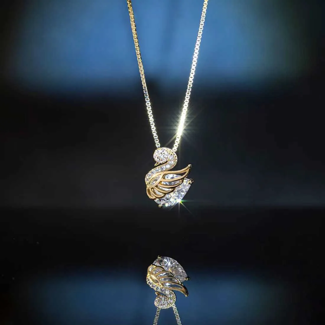 Collana cigno intarsiato a 18k a diamante in rame per donne leggero di lusso alla moda ed elegante design di gamma di gamma di golfone di gamma di gamma di fascia alta