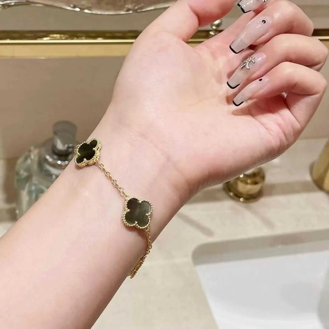 Vac Armband Titanium Steel Grey Clover Armband Instagram Liten och lyxig högkvalitativ Clover Armband Son Girl Gifts Bästa vän