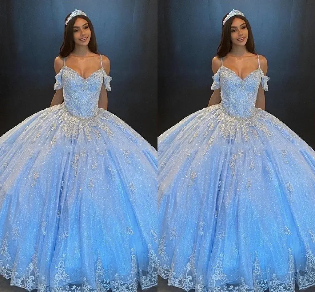 فساتين بلينغ تول باهاما الأزرق Quinceanera فساتين الكرة من الكتف زين الدانتيل الدانتيل بالخرز الكريستال مفتوح الظهر الرصيف برميل