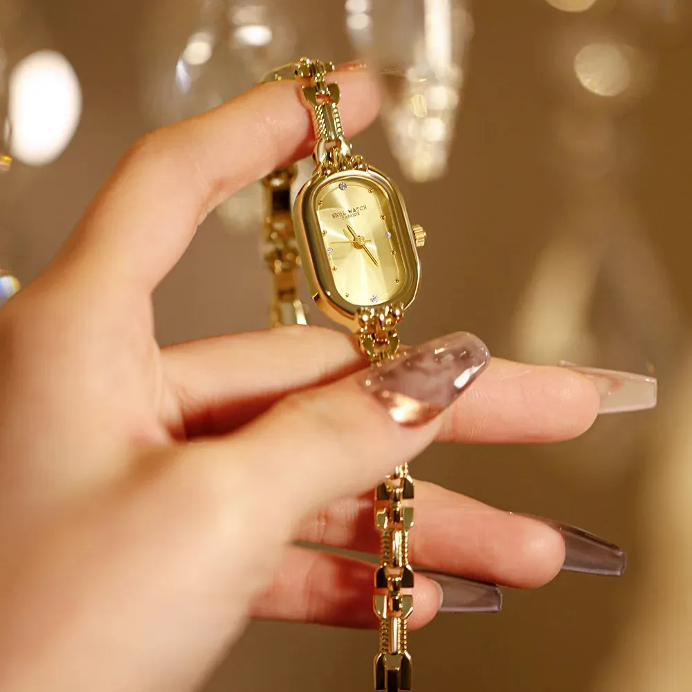 Surveillez les femmes Bracelet rétro Regarder Small Gold Ovale imperméable en acier inoxydable léger Art Classic Quartz Dames Watch 240326