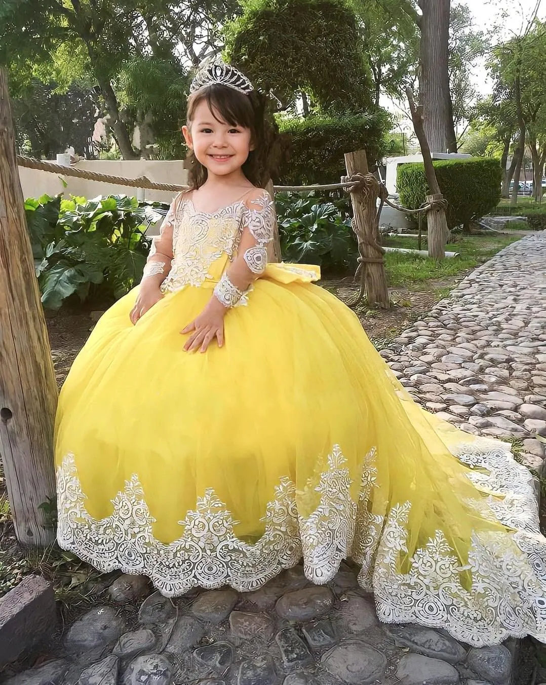 Giallo con appliques bianche ragazze abiti da concorso principessa una linea di spalla a maniche lunghe con grande fiocrimolo abbigliamento da ragazza di fiori abiti per bambini abiti da festa di compleanno bc18502