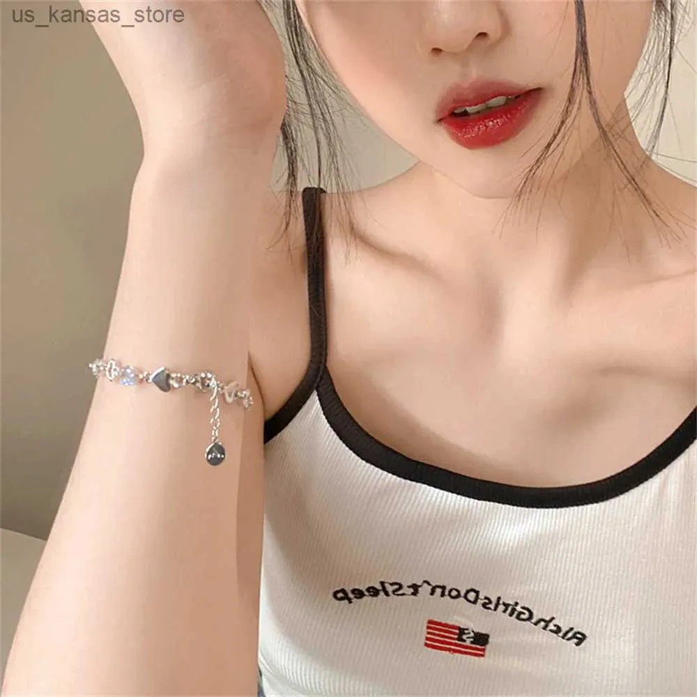 Charm Bracelets Acrylliebe Kristallarmband Einfache Hollow Herzarmband für Frauen Mode Schmuck Freundin Geschenk Accessoires Großhandel 2404HFC5