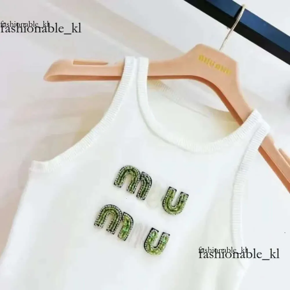 Miui Bag Designers T-shirt Kvinntankar Miu anagram-ombruten bomullsblandning Tank Topp Shorts Designer Suit Sticked Femme Croped Jersey Ladies Tops Mui Mui 908