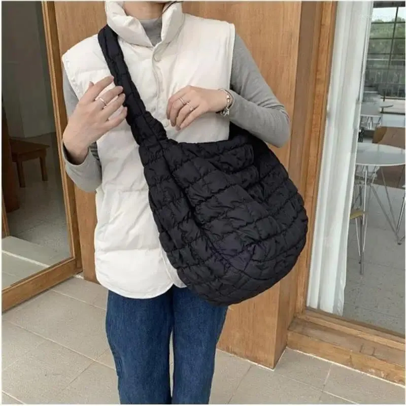 Kvällspåsar avslappnad stor kapacitet axel lyx kvinnor designer handväska mode utrymme bomull nylon crossbody väska på lady shopper pack