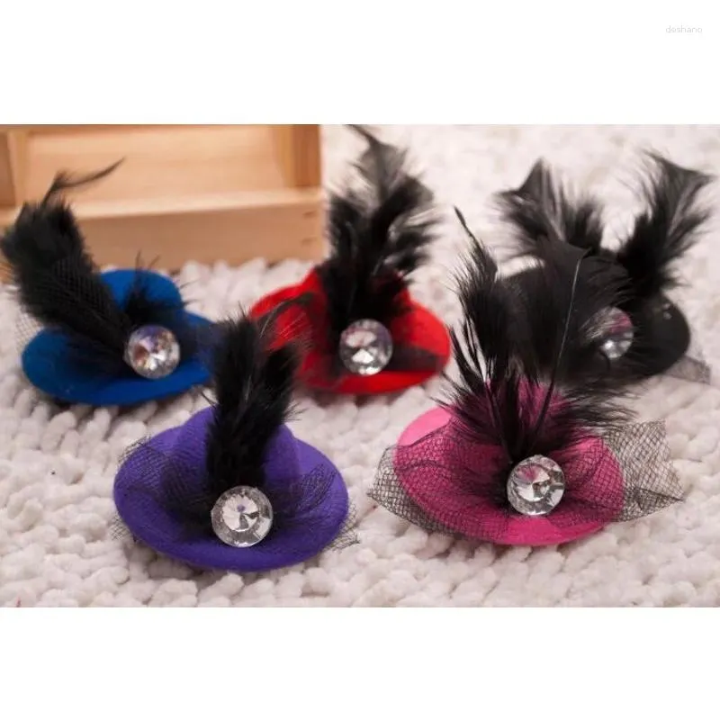 Hondenkleding Pet Accessories Engeland Style Hat Hair Clip met Feather Diamond Hairpin Supplies 5,5 cm