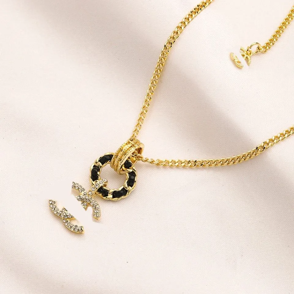 가죽 목걸이를 통한 18K 도금 금 디자이너 다이아몬드 편지 펜던트 고품질 초커 체인 보석 액세서리 여자 선물