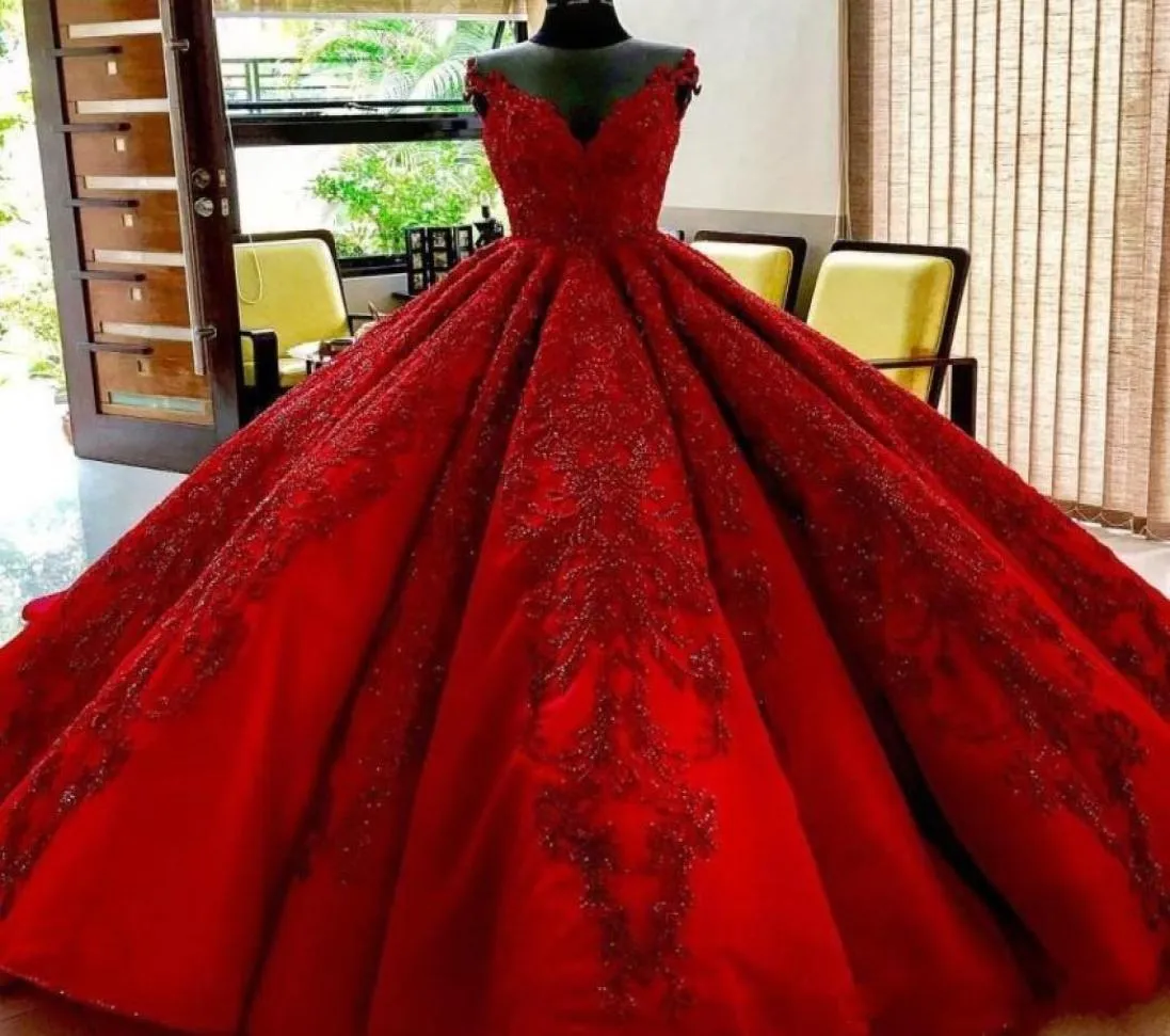 2022 Robes de boule rouge foncé de luxe Quinceanera Robes en dentelle chérie Appliques cristales Sweet 16 Pulle en tulle plus taille Prom Ev9567878