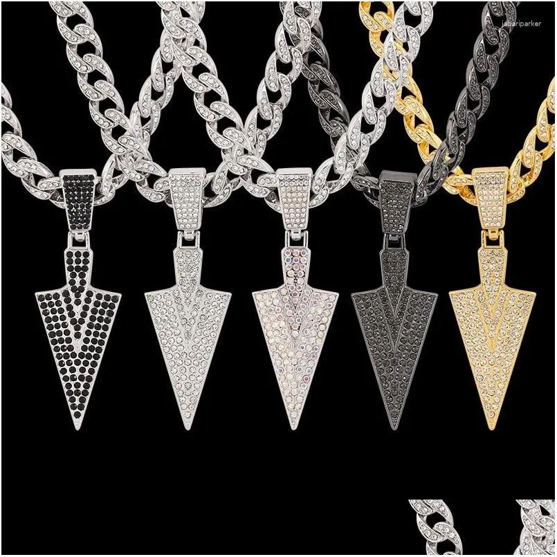 Подвесные ожерелья мужчина дизайн Bling Arrow Head Head Charm Out Cubic Chain Miami Jewelry Geometric Triangle Pendent Collece Hip Hop D Dhiva