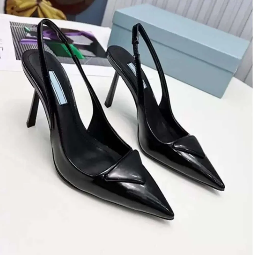 Dress Shoes Luxury Brands 2024 Designer Sandaal Hoge hakken Lage hak Zwart geborsteld Leather Slingback Pumps Zwart Wit Patent Leer 35-40 Fashion Shoes 2989544