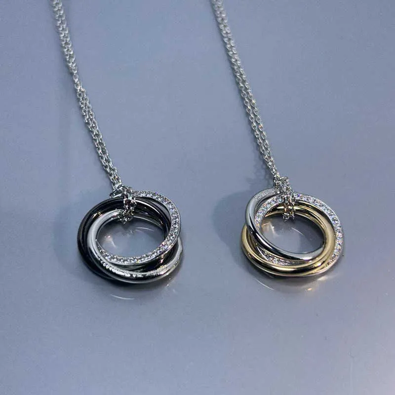 Designer Charm V Gold Three Ring Halsband Elektropläterad 18K Diamond Collar Chain High Edition Precision Craft Light Luxury Style