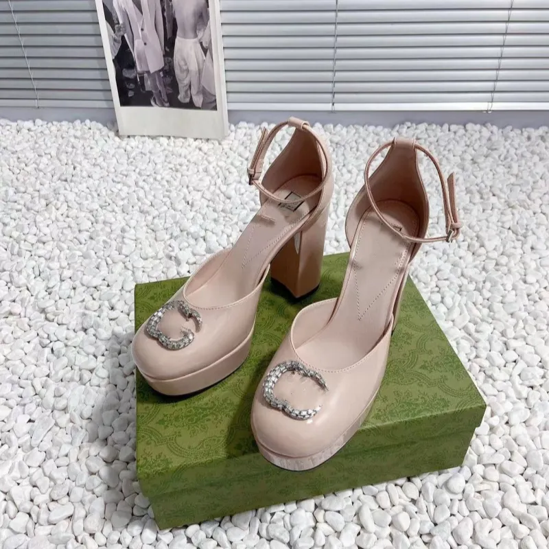 High-end designer sandals Flat Heels Design Leather Design Sandals Free delivery women`s size 35-40