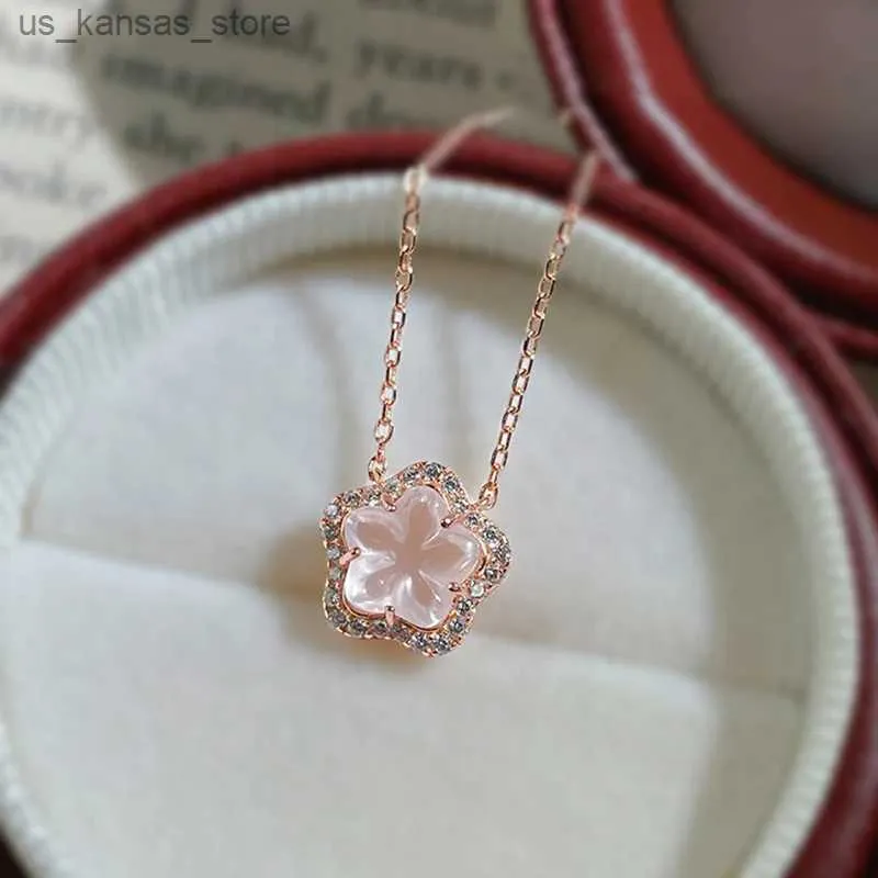 Pendanthalsband Nya koreanska rosa zirkon Cherry Blossom -halsband för kvinnor Ins Light Luxury Simple Design CollarBone Chain Party Gift240408